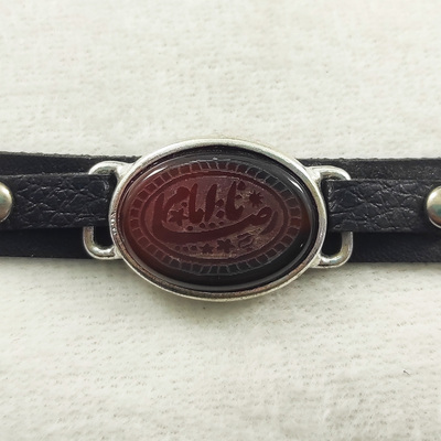 دستبند چرم دارای سنگ عقیق خطی طرح یا امام رضا  سلین کالا MPS-12301999